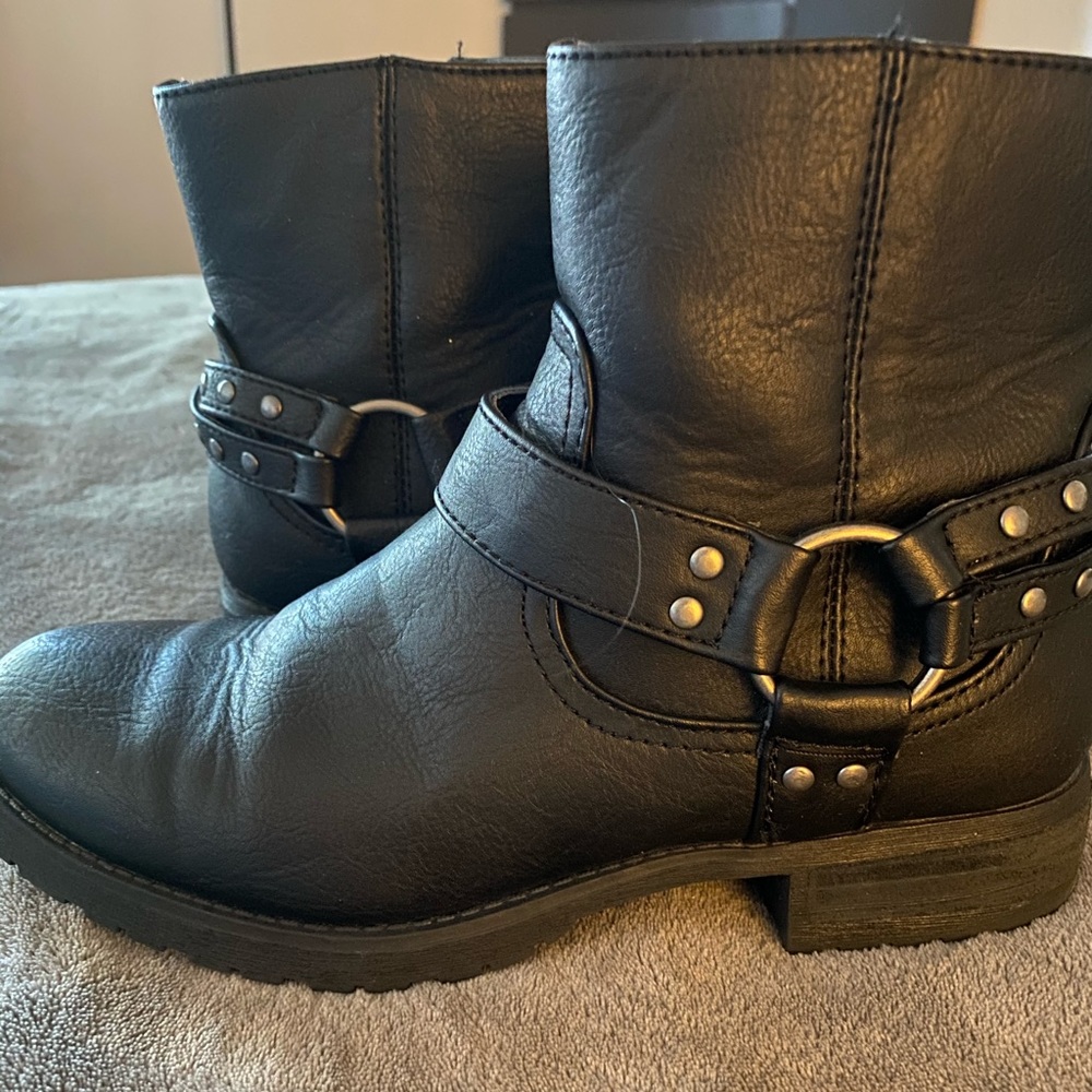American Eagle Short cut boots